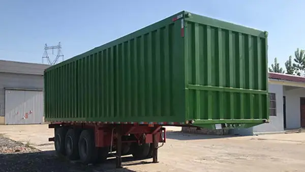 Große, leichte Kofferauflieger steigern die Logistikeffizienz
